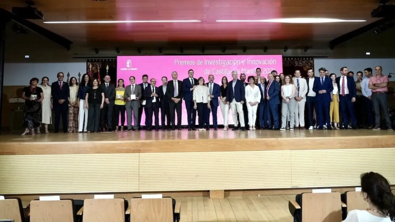 Imagen de familia de la entrega de los Premios de Investigación e Innovación de Castilla-La Mancha