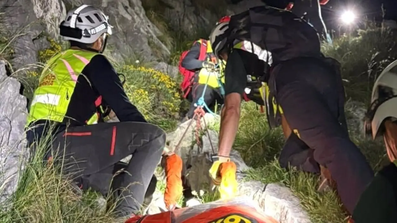 Hallan el cadáver de un hombre tirado en un paraje en extrañas circunstancias