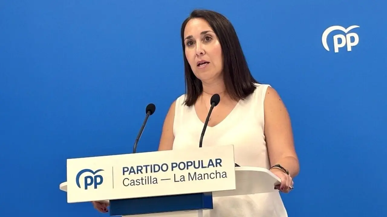 La portavoz del PP de Castilla-La Mancha, Alejandra Hernández, durante la rueda de prensa que ha ofrecido en la sede de los 'populares' en Toledo