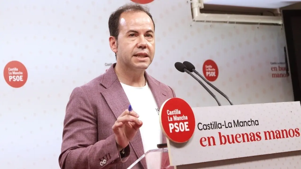 El secretario de Formación del PSOE de Castilla-La Mancha, Sergio García-Navas, durante la rueda de prensa que ha ofrecido en la sede de los socialistas en Toledo