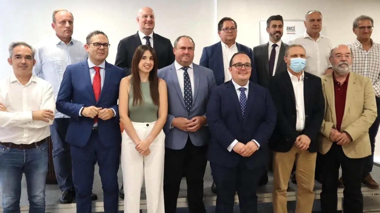 El consejero de Agricultura, Ganadería y Desarrollo Rural, Julián Martínez Lizán, ha participado en un foro organizado en Cuenca