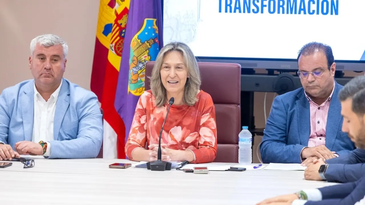 La alcaldesa de Guadalajara, Ana Guarinos, durante la rueda de prensa que ha ofrecido junto a su equipo de gobierno para realizar balance en el ecuador de la legislatura