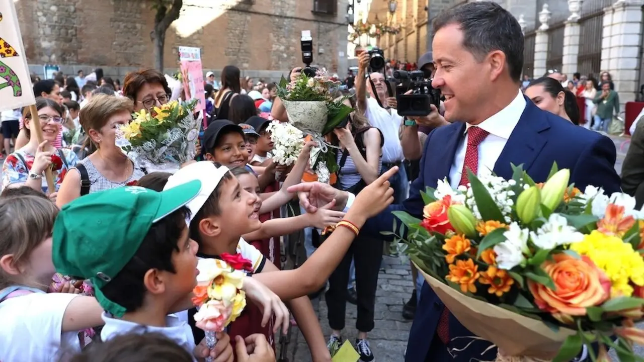 Unos 500 alumnos de Toledo despiden el curso escolar con la ofrenda de flores del Corpus