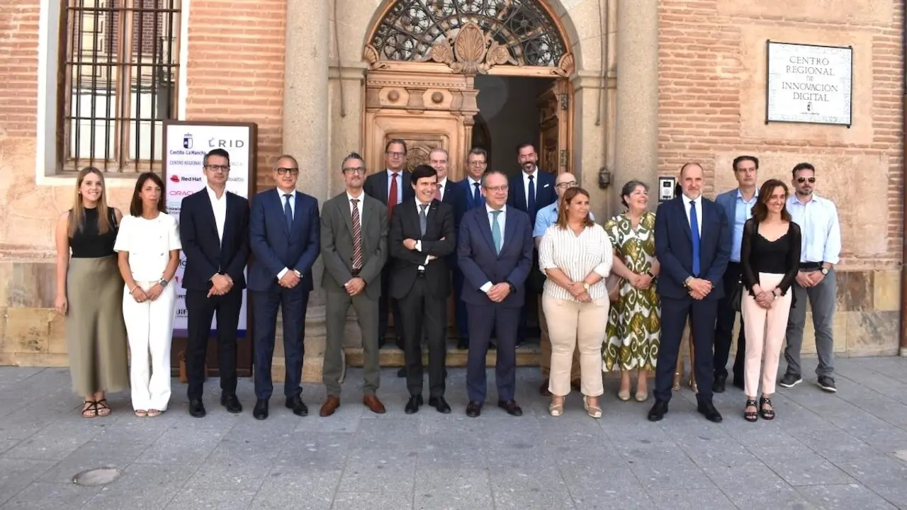 El consejero de Hacienda, Administraciones Públicas y Transformación Digital, Juan Alfonso Ruiz Molina, ha presidido el acto de firma del protocolo de incorporación de Fujifilm al nuevo centro de conocimiento en Salud Digital en el Centro Regional de Innovación Digital (CRID)