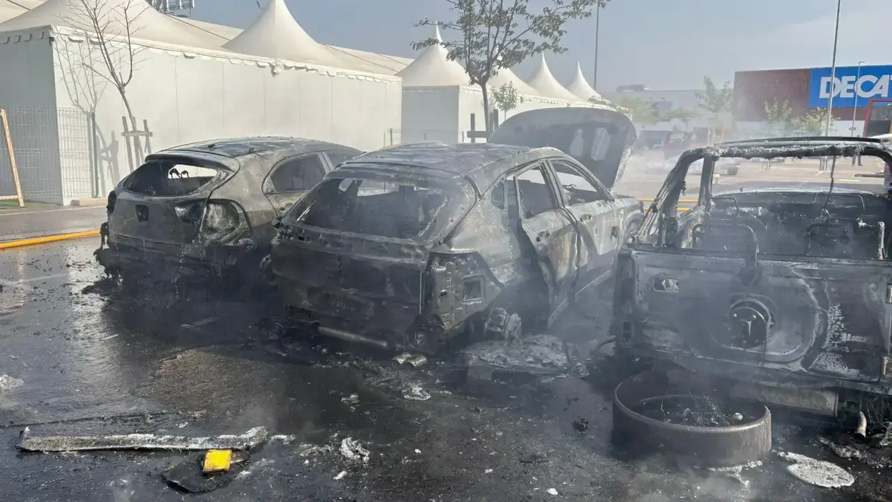 Un incendio calcina al menos tres coches en el parque comercial Abadía de Toledo