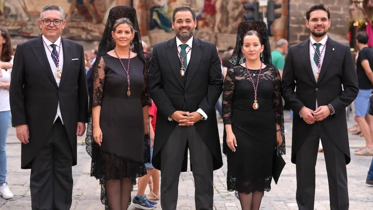 El presidente del PP de Castilla-La Mancha, Paco Núñez, junto a diputados regionales este jueves en la tradicional procesión del Corpus Christi de Toledo