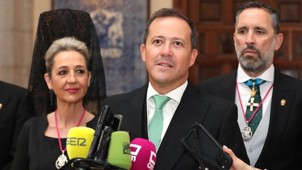 El alcalde de Toledo, Carlos Velázquez, atendiendo a los medios de comunicación momentos antes de participar en el Corpus Christi de la ciudad