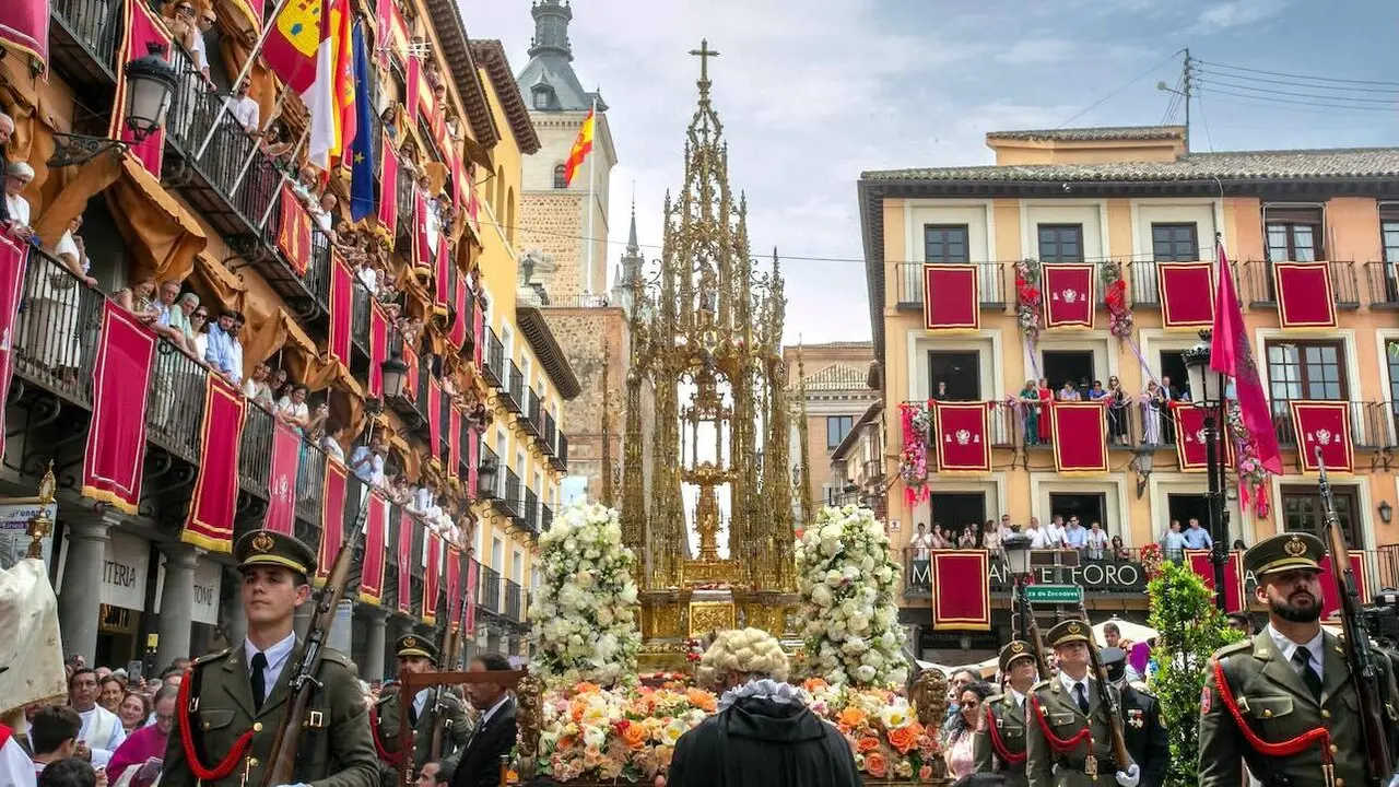 El calor no impide que miles de personas abarroten Toledo para disfrutar del Corpus Christi