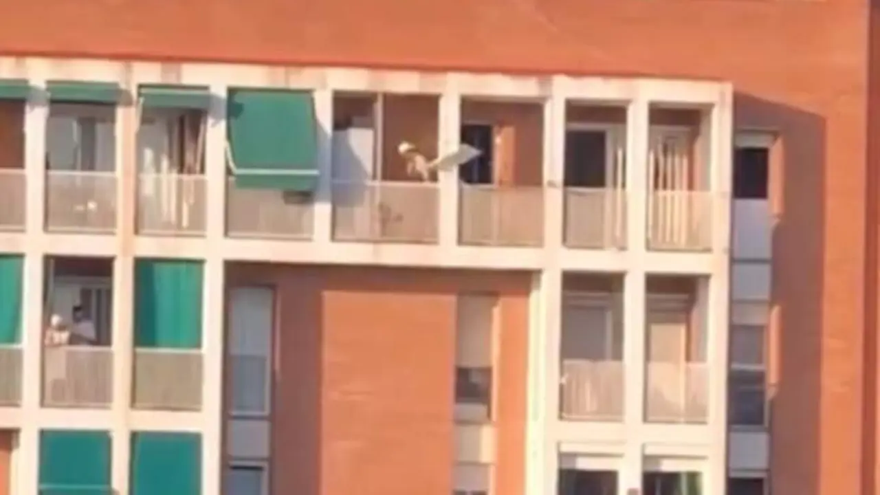 VIDEO. Vecinos desocupan un piso con mudanza exprés y lo tiran todo por el balcón
