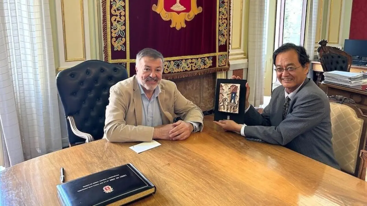 El alcalde de Cuenca, Darío Dolz, ha recibido al embajador de Japón, Takahiro Nakamae, en el Ayuntamiento de Cuenca