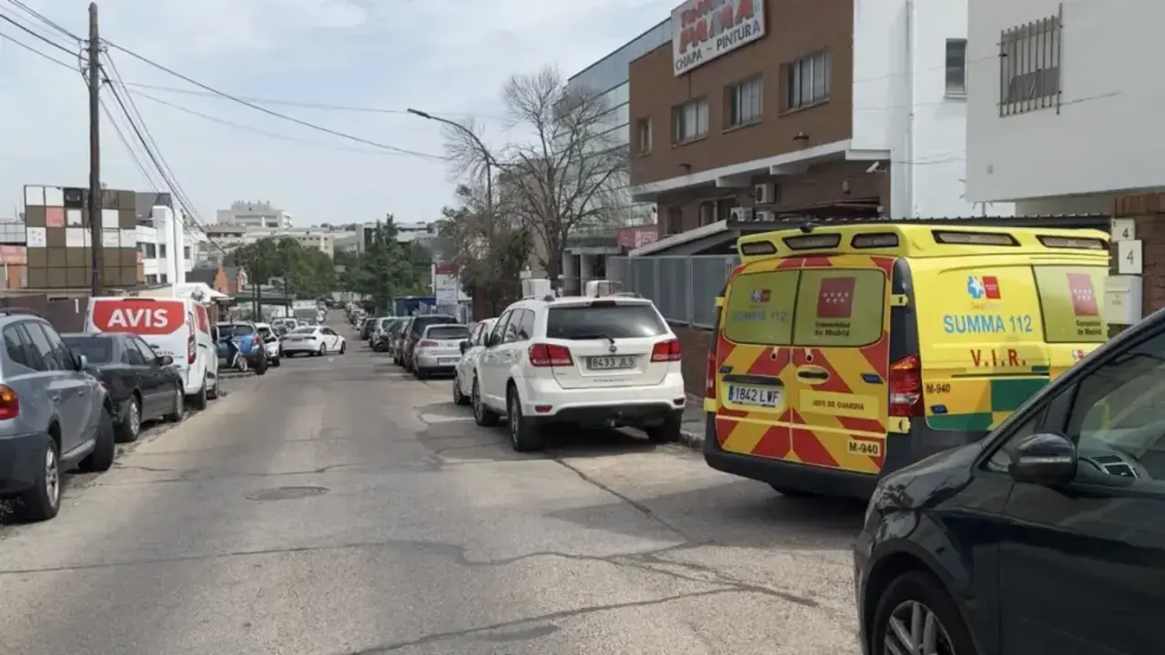 Muere un trabajador de 50 años al caerle encima una puerta metálica en una obra