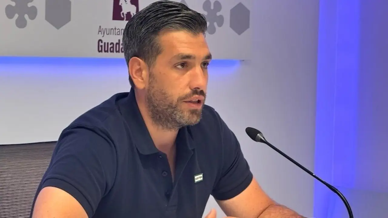 El concejal de Medio Ambiente del Ayuntamiento de Guadalajara, José Luis Alguacil, durante la rueda de prensa que ha ofrecido