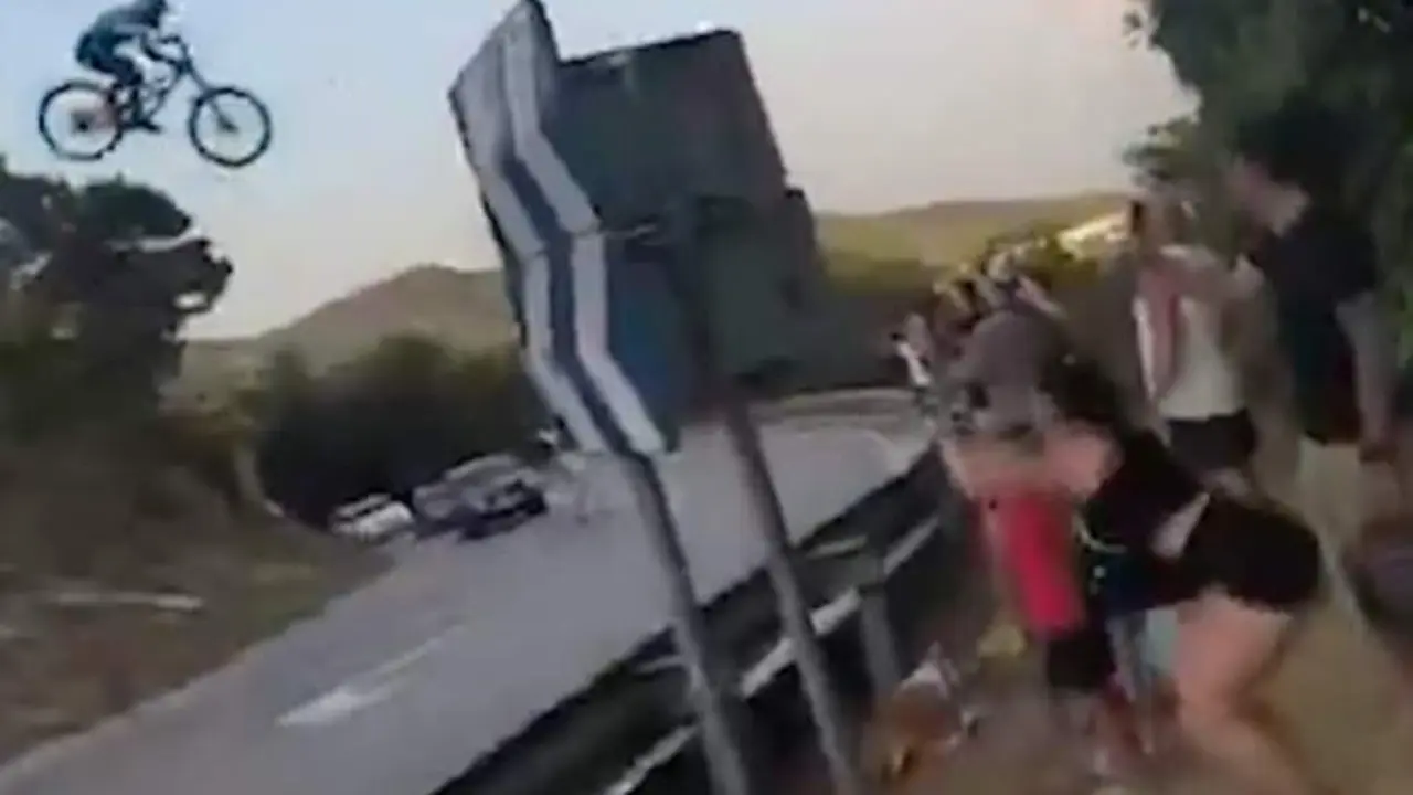VIDEO. Saltos peligrosos en bici por encima de una carretera: al borde de la muerte