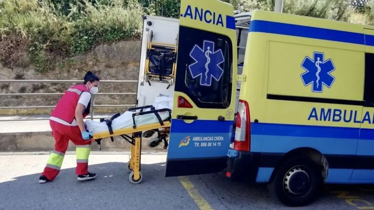 Muere una mujer herida tras ser arrollada por una mula desbocada en una calle, ambulancia,