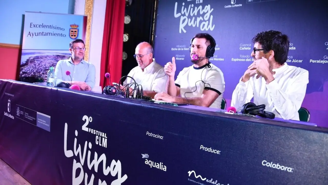 El consejero de Educación, Cultura y Deportes, Amador Pastor, y el vicepresidente primero, José Luis Martínez Guijarro, en el festival itinerante Living Rural que ha recalado este sábado en Valverde de Júcar (Cuenca)