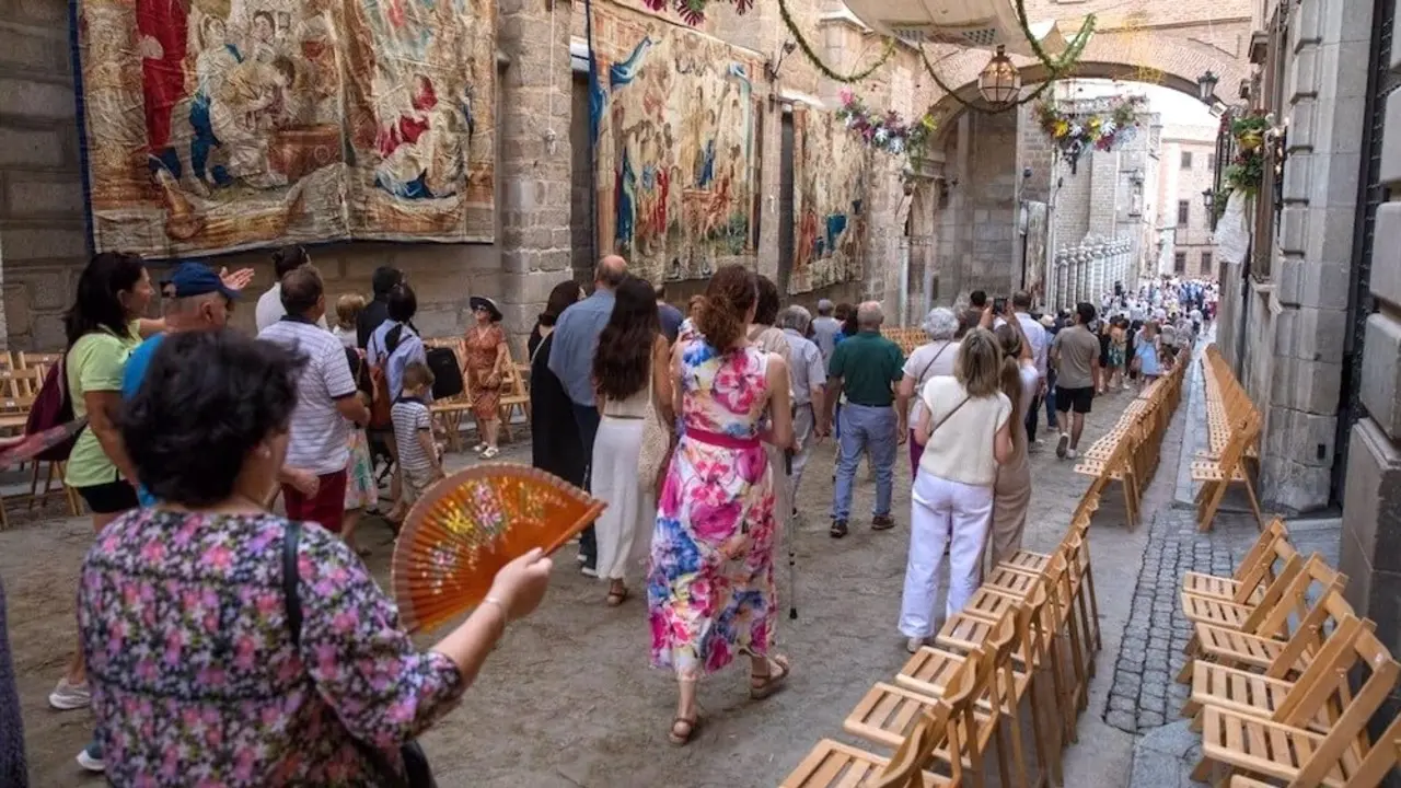 En la imagen turistas en la ciudad de Toledo durante el Corpus Christi