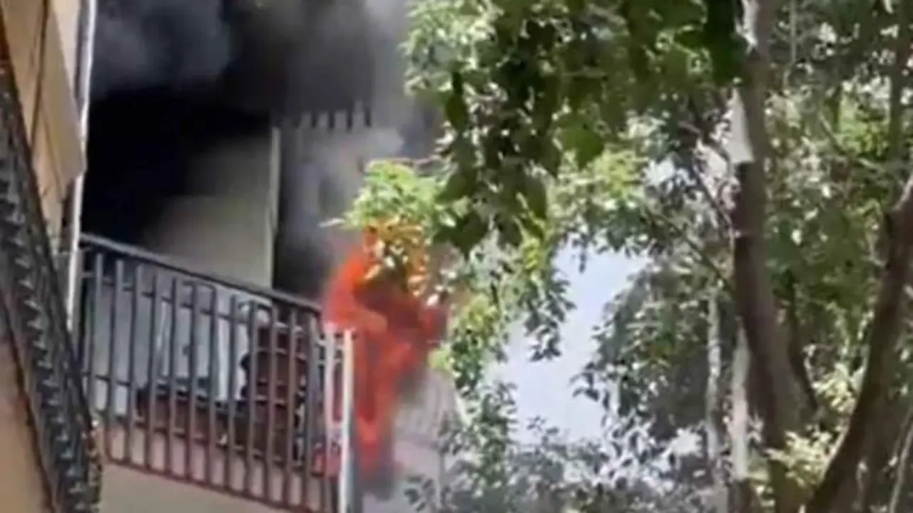 VIDEO. El incendio de un piso deja al menos dos heridos y el edificio desalojado