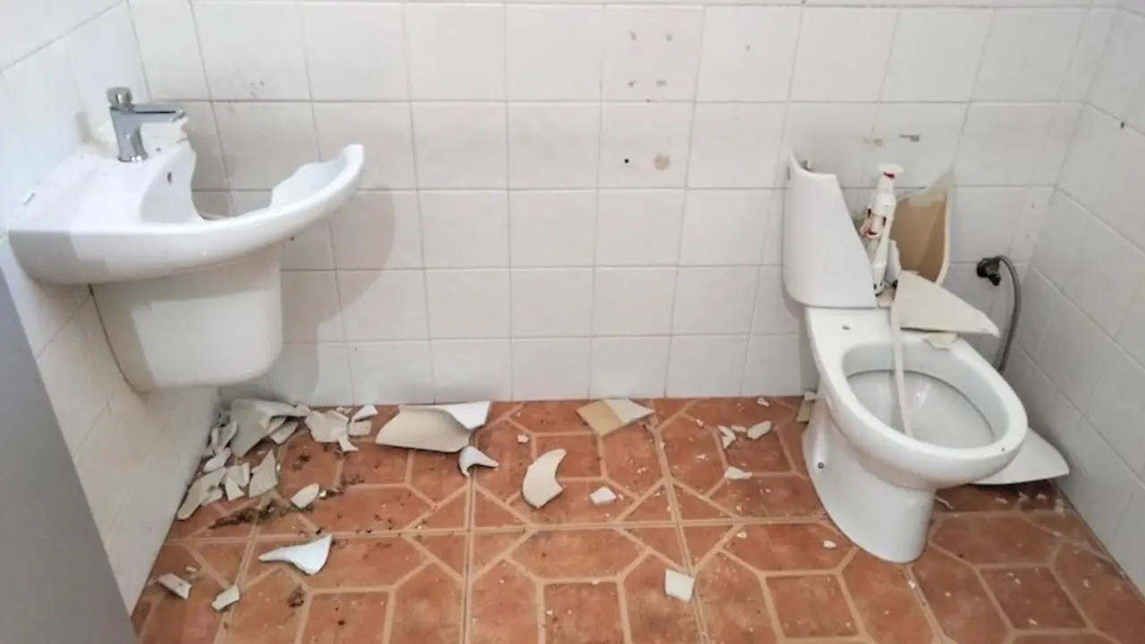asesos, baños, vandalismo,