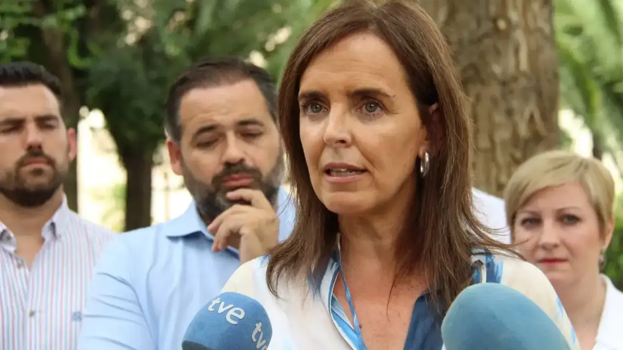 La vicesecretaria de Organización del PP, Carmen Fúnez, atendiendo a los medios de comunicación este domingo en Ciudad Real