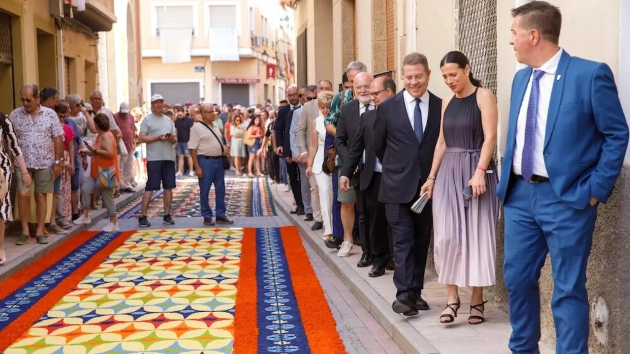 Las alfombras de serrín convierten Elche de la Sierra (Albacete) en "un gran museo de arte efímero"