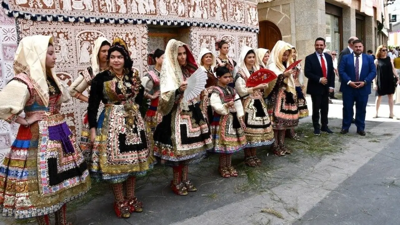 Más de 40 altares con bordados antiguos hacen brillar el Corpus Christi de Lagartera (Toledo)