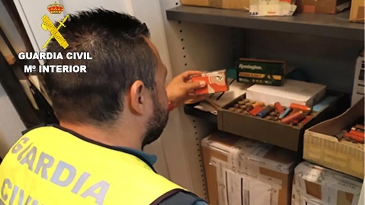 La Guardia Civil interviene 15.0000 cartuchos en dos puntos de venta no autorizados