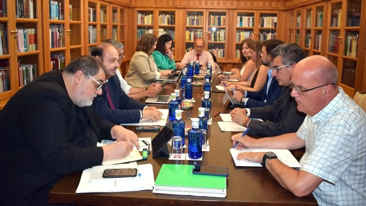 En la imagen un instante de la reunión de la Junta de Portavoces y Mesa de las Cortes de Castilla-La Mancha