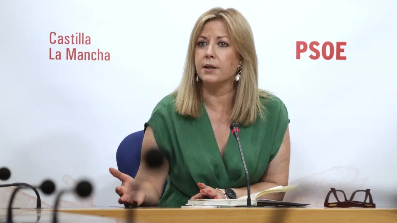 La portavoz del PSOE en las Cortes de Castilla-La Mancha, Ana Isabel Abengózar, durante la rueda de prensa que ha ofrecido en el Parlamento regional