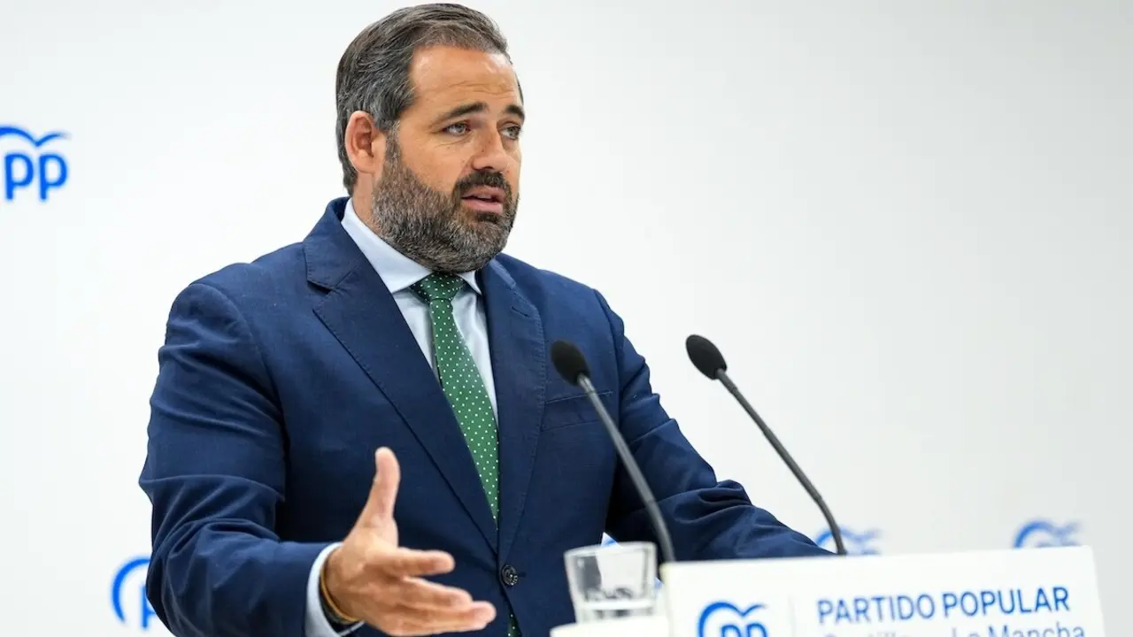 El presidente del PP de Castilla-La Mancha, Paco Núñez, durante la rueda de prensa que ha ofrecido en la sede de los 'populares' en Toledo