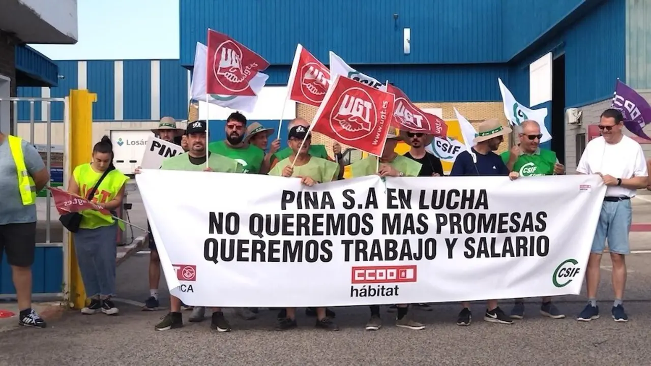 Los trabajadores de Pinasa en Fuentes (Cuenca) piden que la empresa pague lo que les debe