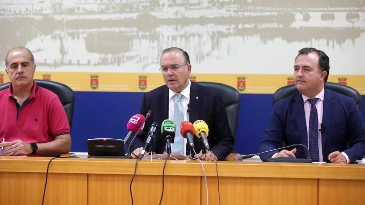 El alcalde de Talavera de la Reina (Toledo), José Julián Gregorio, durante la rueda de prensa que ha ofrecido en el Consistorio