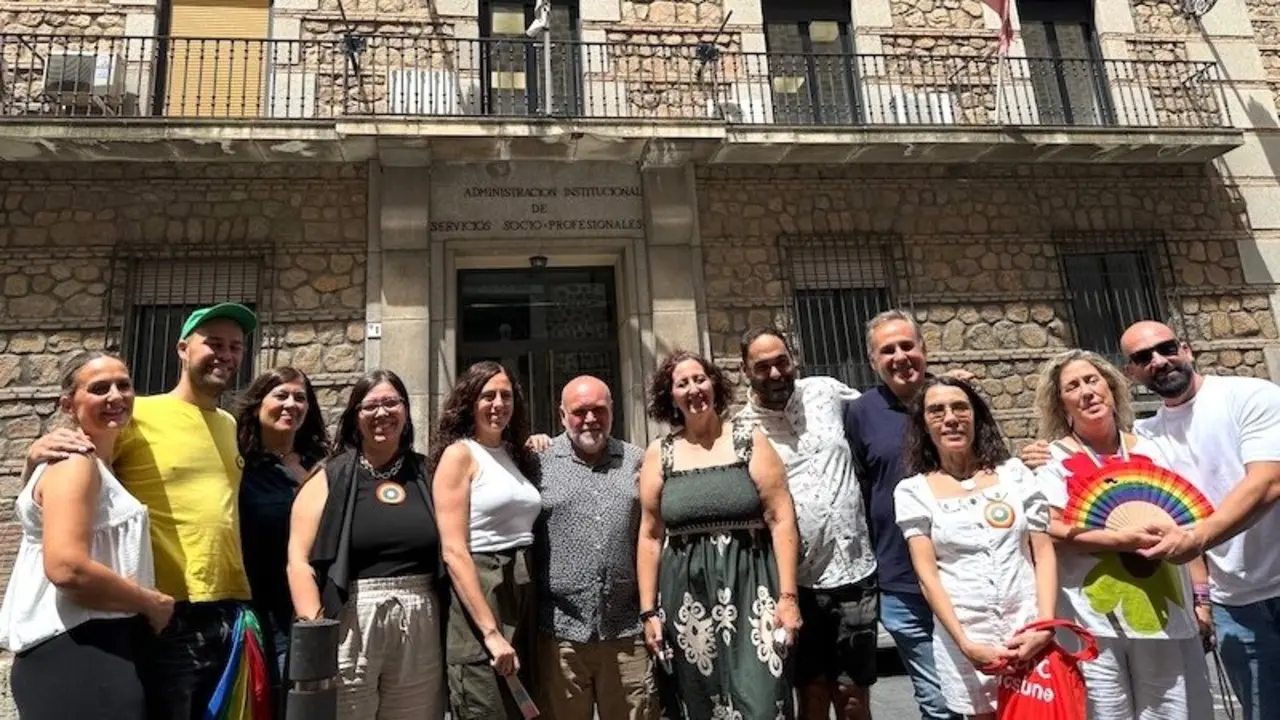 CCOO Toledo despliega la bandera LGTBI ante la reticencia de varios ayuntamientos a desplegarla