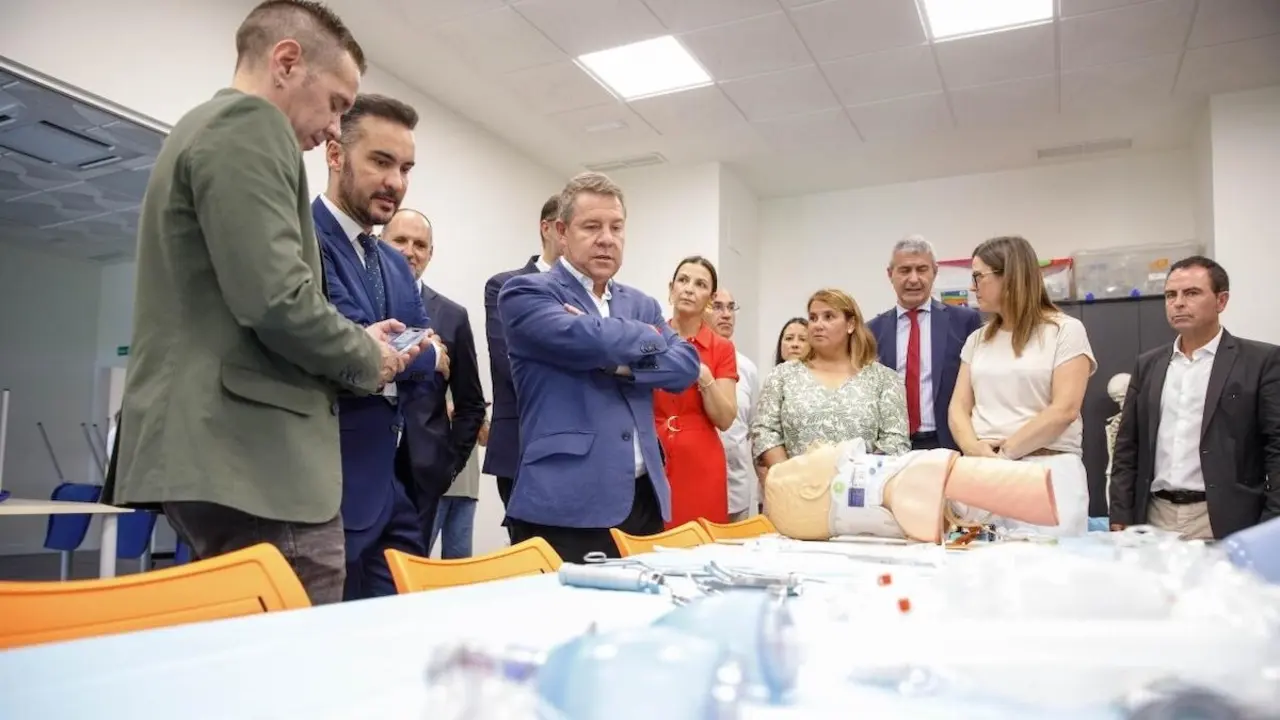 El presidente de Castilla-La Mancha, Emiliano García-Page, ha inaugurado en Cazalegas (Toledo), las nuevas instalaciones del Grupo Ébora, la Ciudad FP Ébora Formación