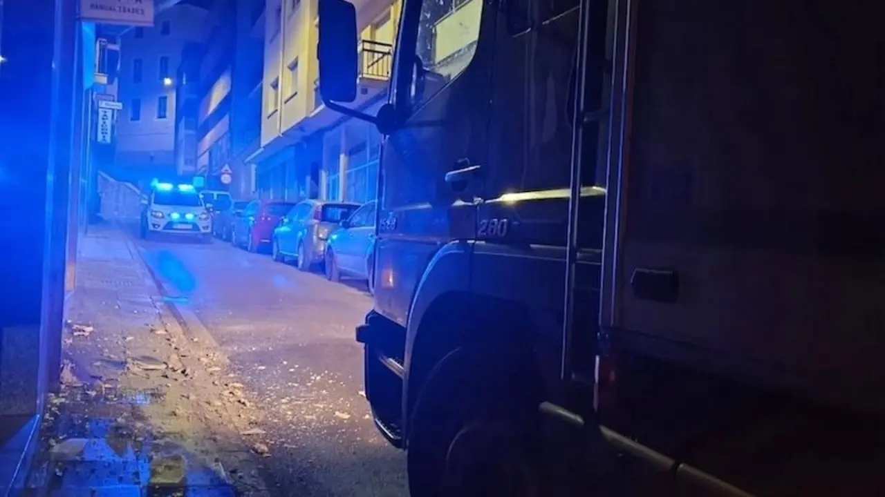 Un camión provoca daños tras quedar atascado en una calle de Cuenca por el GPS