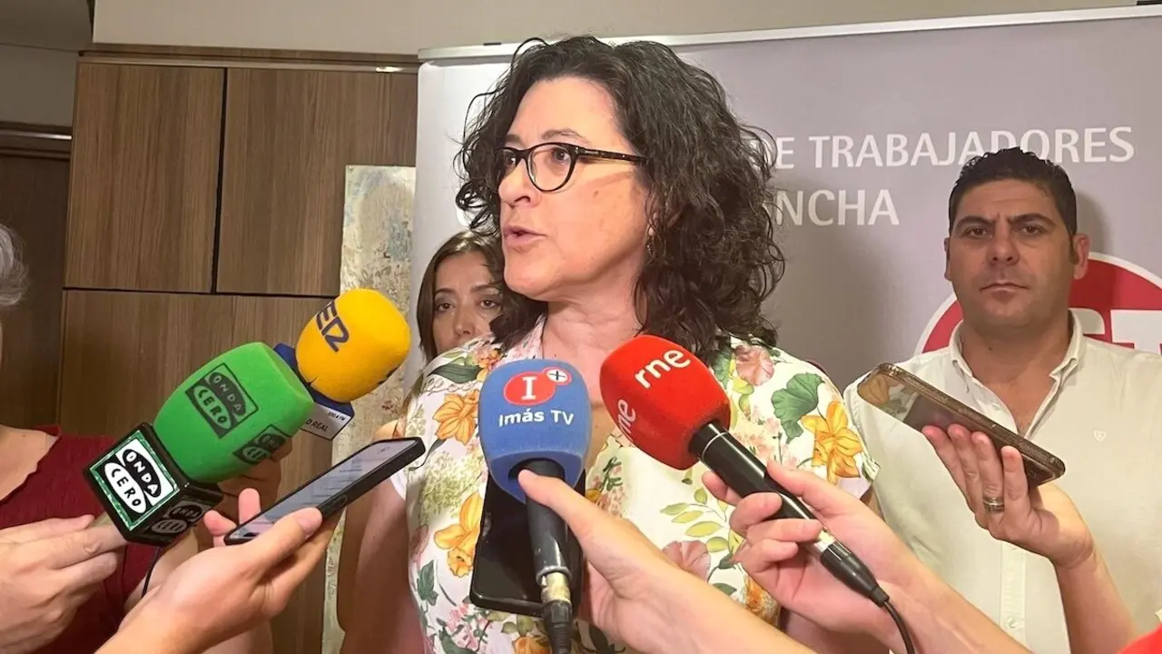 La secretaria general de UGT en Castilla-La Mancha, Lola Alcónez, atendiendo a los medios de comunicación este martes en Ciudad Real