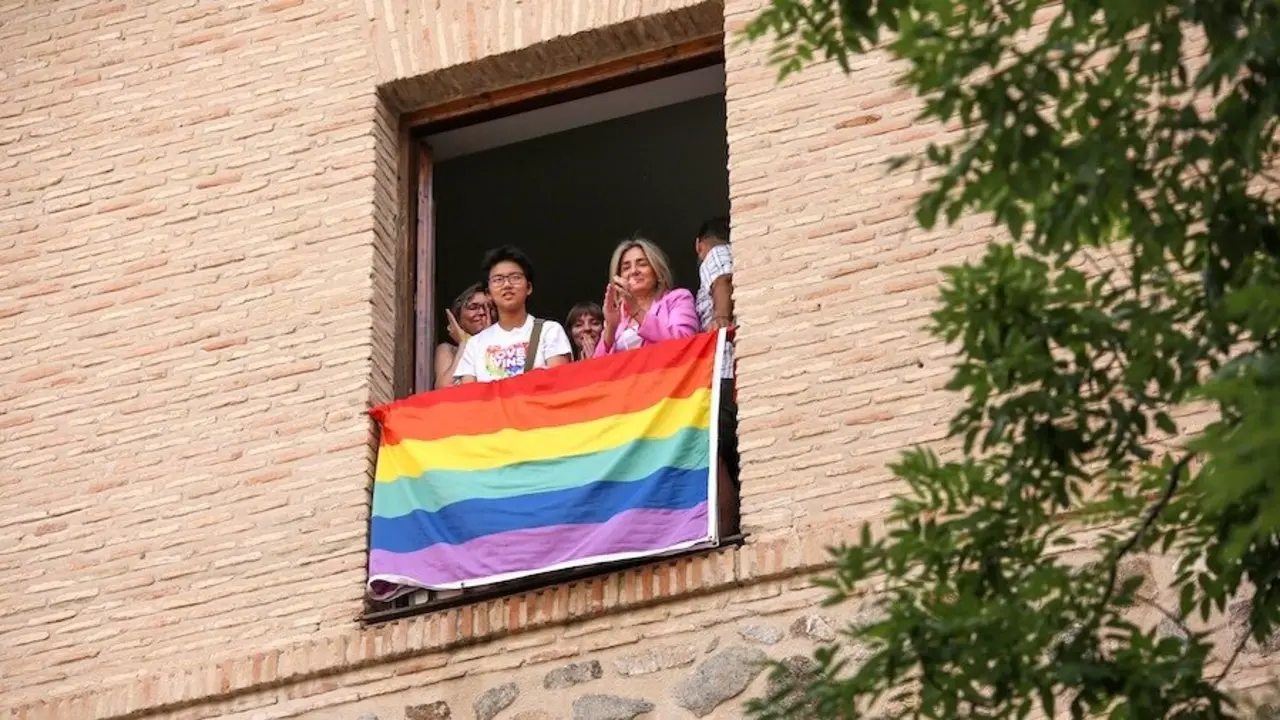 Milagros Tolón despliega junto a varios colectivos la bandera LGTBI en la fachada de la Delegación y denuncia a las administraciones que no defienden a todas las personas