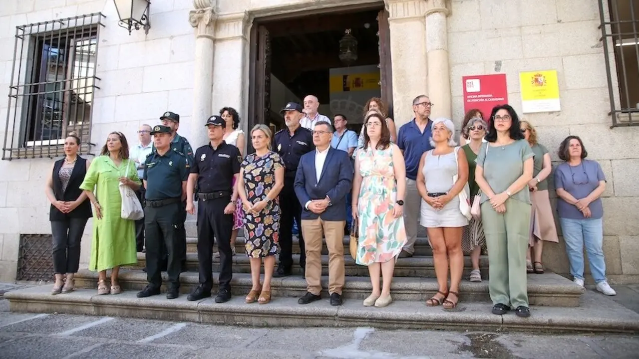 Minuto de silencio a las puertas de la Delegación del Gobierno en Castilla-La Mancha por el asesinato por violencia de género de una mujer de 61 años en Getafe (Madrid)