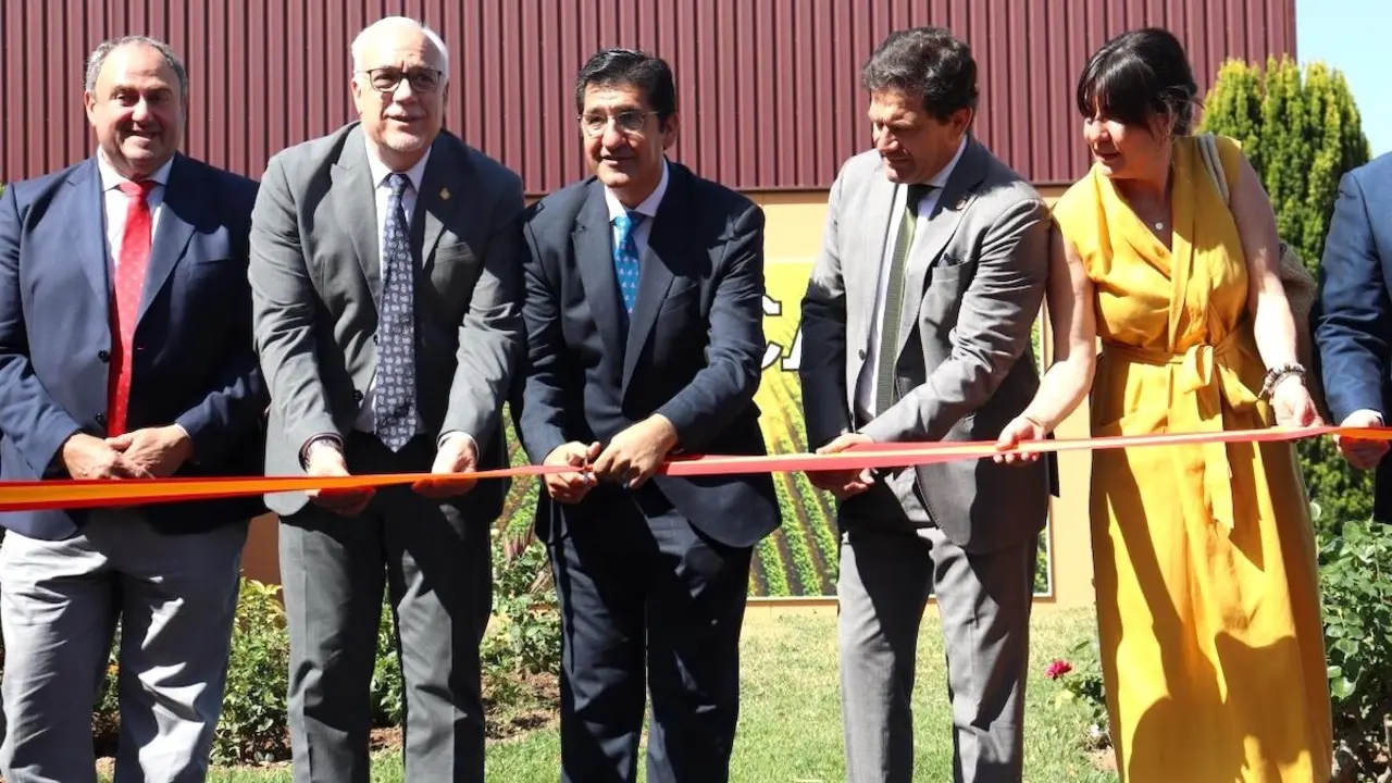 El vicepresidente segundo del Gobierno de Castilla-La Mancha, José Manuel Caballero; y el consejero de Agricultura, Ganadería y Desarrollo Rural, Julián Martínez Lizán, asisten a la inauguración de la 63ª edición de la Feria Nacional del Campo ‘Fercam’, en el Recinto Ferial de Manzanares