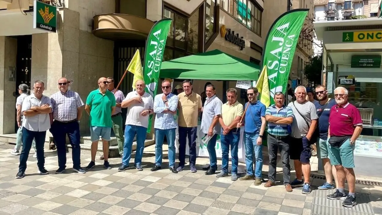 Unas 500 personas firman su apoyo a la petición de precios justos para el cereal