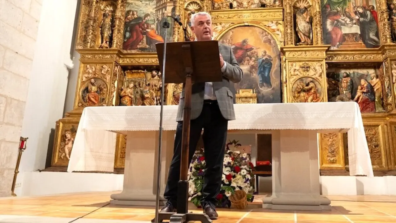 El presidente de la Diputación de Guadalajara, José Luis Vega, en una imagen de archivo durante la inauguración del retablo restaurado de Fuentelaencina