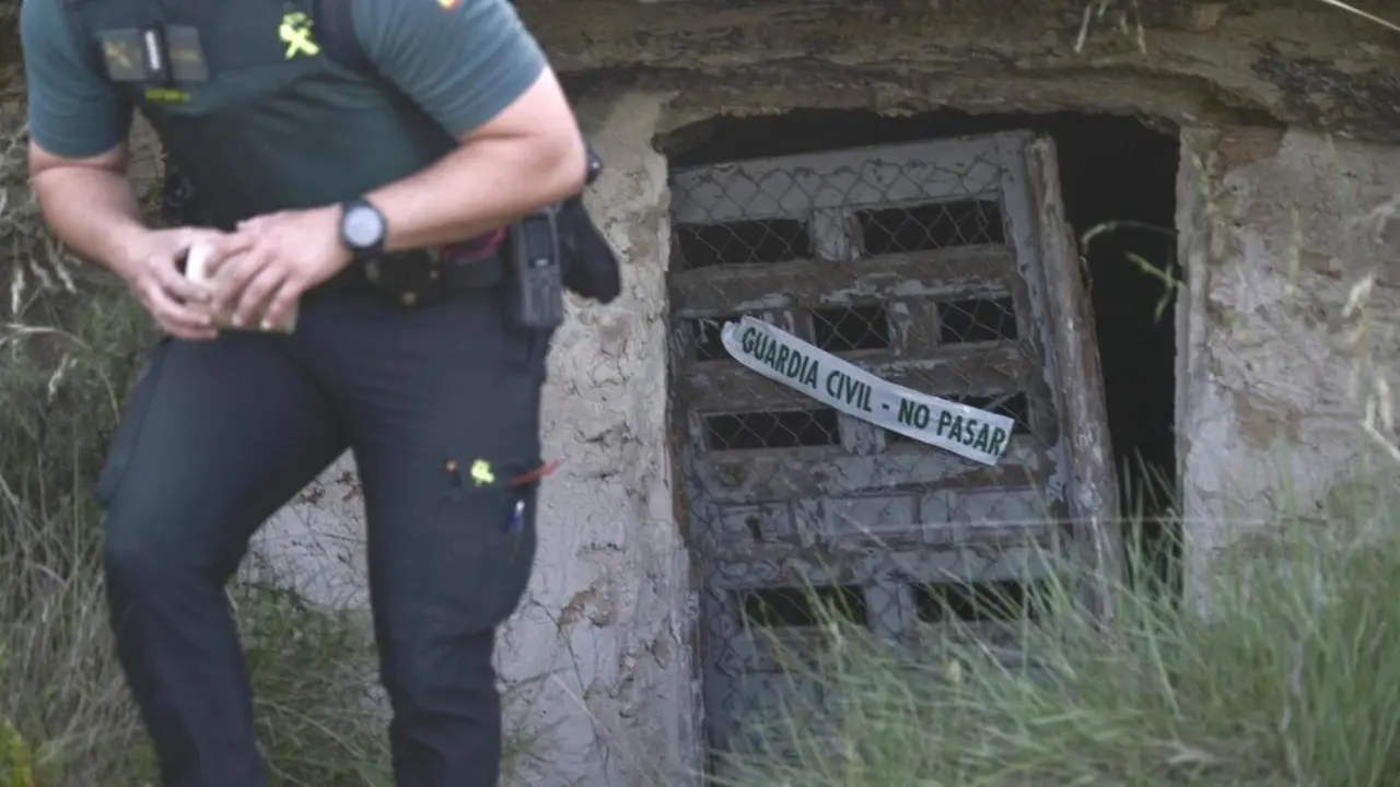 Agentes de la Guardia Civil en el entorno de la cueva en la pedanía de Ruguilla donde se halló el presunto cadáver de Ramy, que habría sido asesinada a manos de su pareja - EFE/Nacho Izquierdo