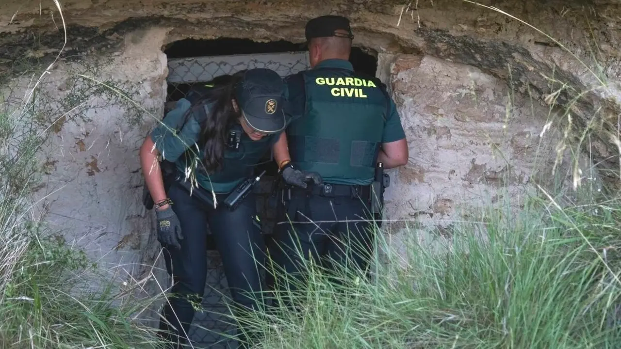 Agentes de la Guardia Civil en el entorno de la cueva en la pedanía de Ruguilla donde se halló el presunto cadáver de Ramy, que habría sido asesinada a manos de su pareja - EFE/Nacho Izquierdo