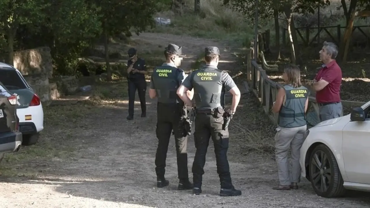 Agentes de la Guardia Civil en el entorno de la cueva en la pedanía de Ruguilla donde se halló el presunto cadáver de Ramy, que habría sido asesinada a manos de su pareja - EFE/Nacho Izquierdo