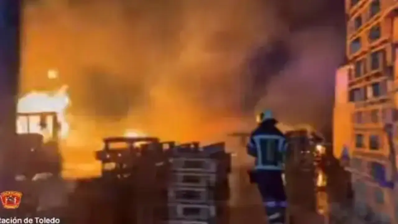 Perimetrado un incendio declarado en un almacén de palés de Olías del Rey (Toledo)
