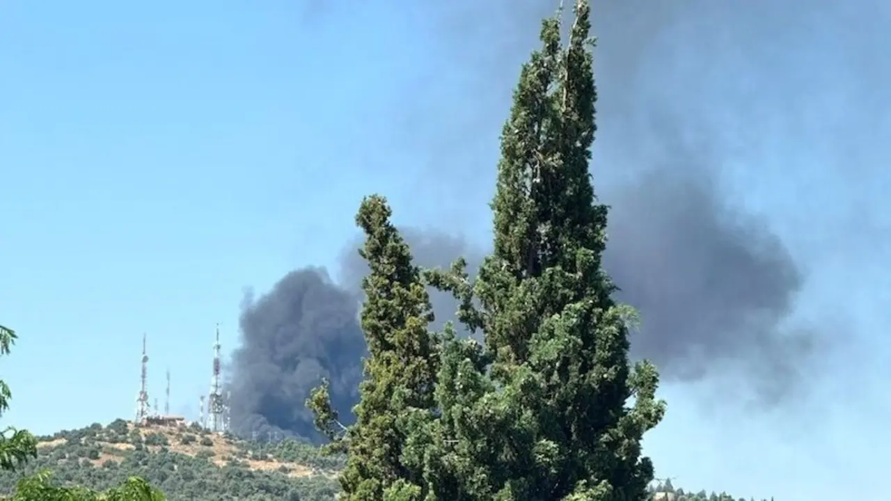 Perimetrado un incendio originado por la basura acumulada en un solar de Toledo