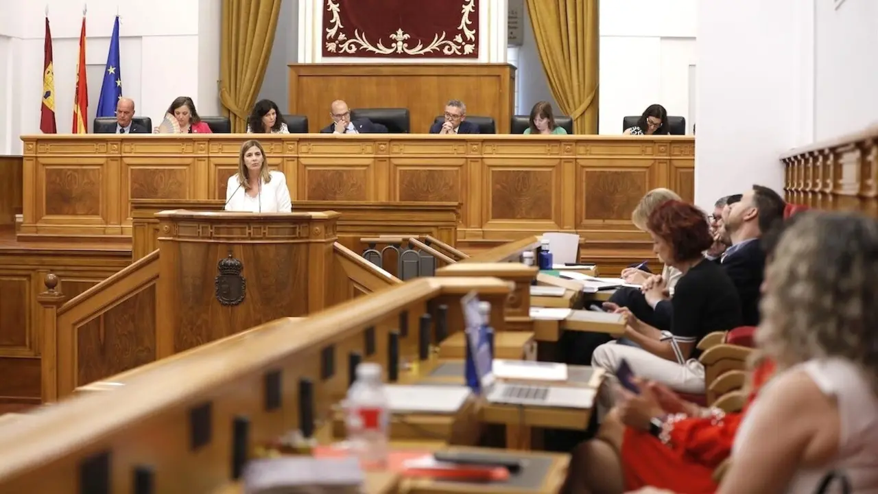 En la imagen un instante de la intervención de Carolina Agudo (PP) en el Pleno de las Cortes de Castilla-La Mancha