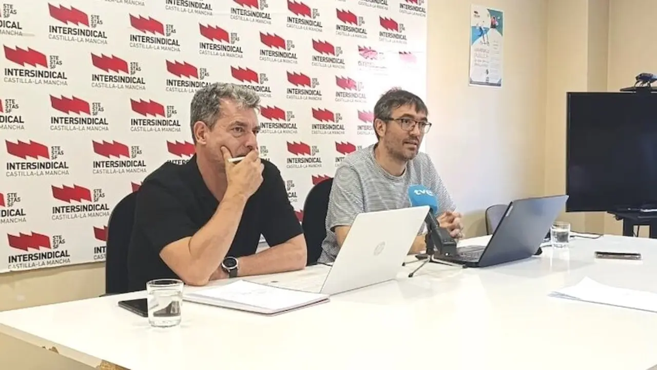 El responsable de acción sindical de STE-CLM, Lorenzo Alberca, junto al secretario de Organización de este sindicato, Juan Rodríguez