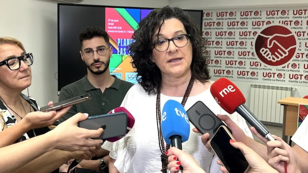La secretaria general de UGT Castilla-La Mancha, Lola Alcónez, atendiendo a los medios de comunicación
