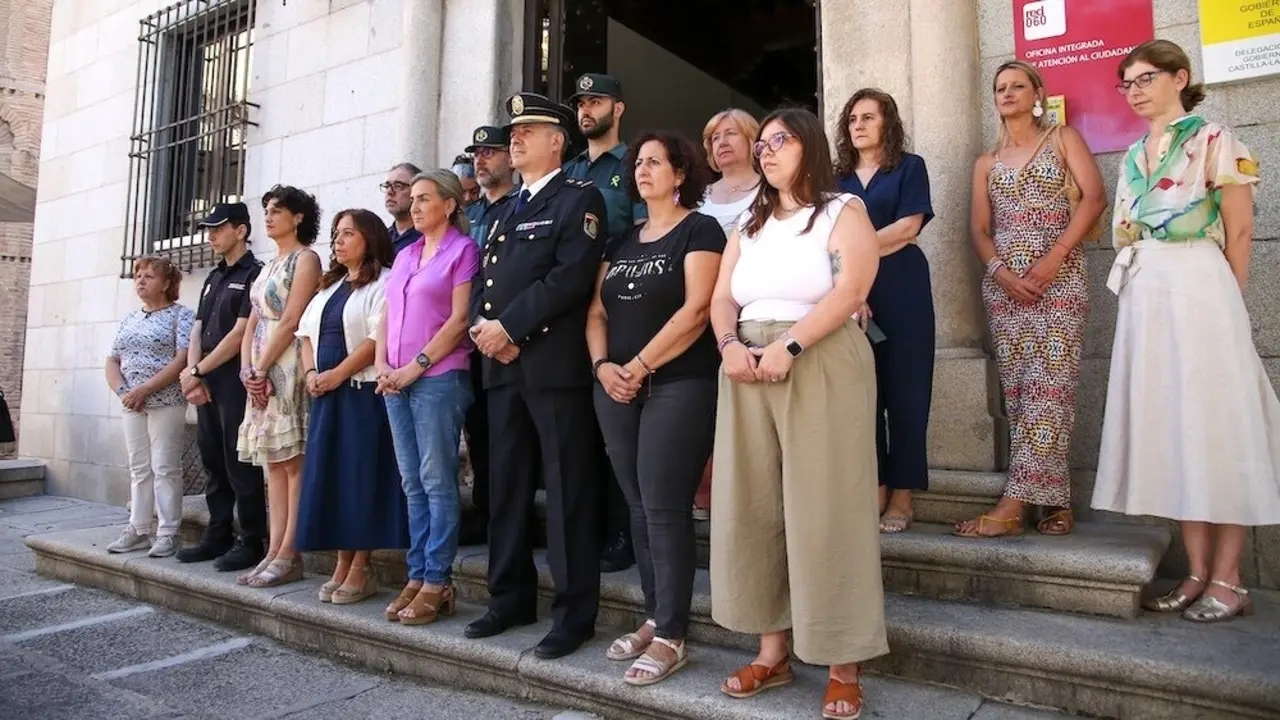 Minuto de silencio a las puertas de la Delegación del Gobierno en Castilla-La Mancha por el asesinato machista de Ramy, en Guadalajara, y de otras tres mujeres en Valencia, Gijón y Las Palmas