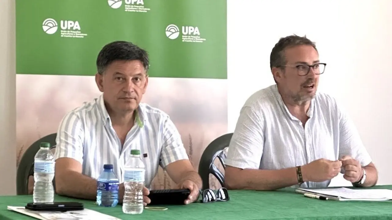 El secretario general de UPA Castilla-La Mancha, Julián Morcillo, junto al responsable de la sectorial de Vino, Alejandro García-Gasco